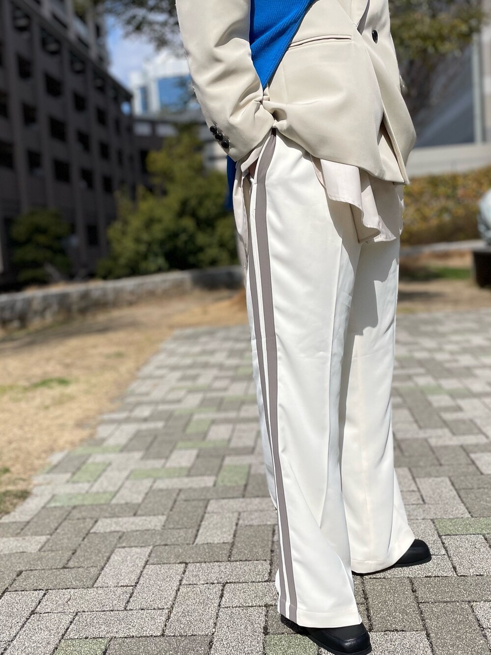 ベージュ系のテーラードジャケット、ブルー系のカーディガン/ボレロ、ベージュ系のシャツ/ブラウスを着用したメンズの冬コーディネートの4枚目の写真