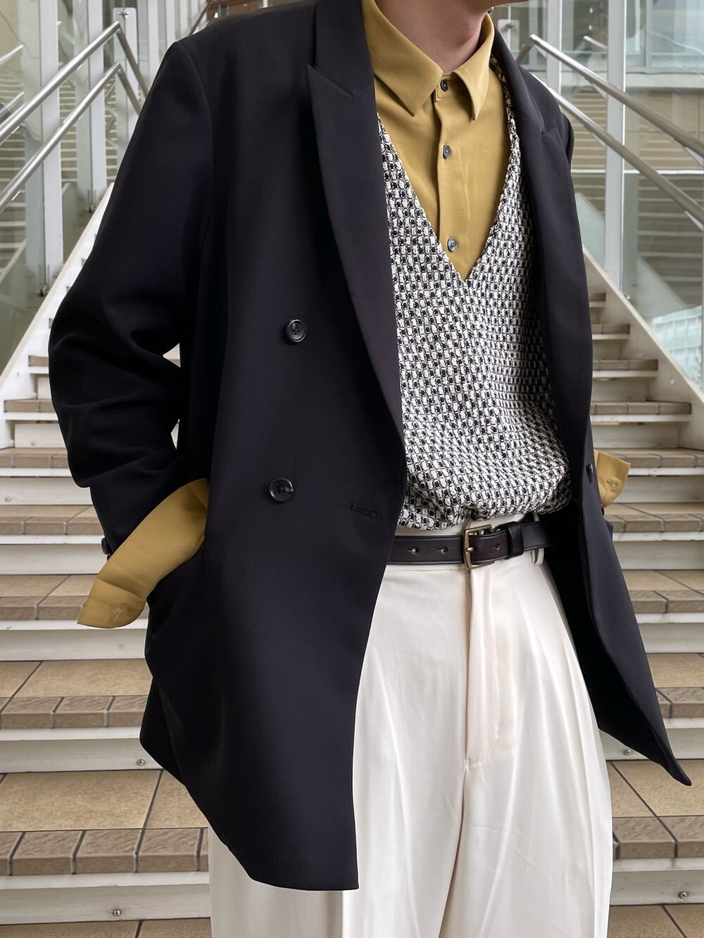 ブラック系のテーラードジャケット、ブラック系のベスト、イエロー系のシャツ/ブラウスを着用したメンズの春コーディネートの3枚目の写真