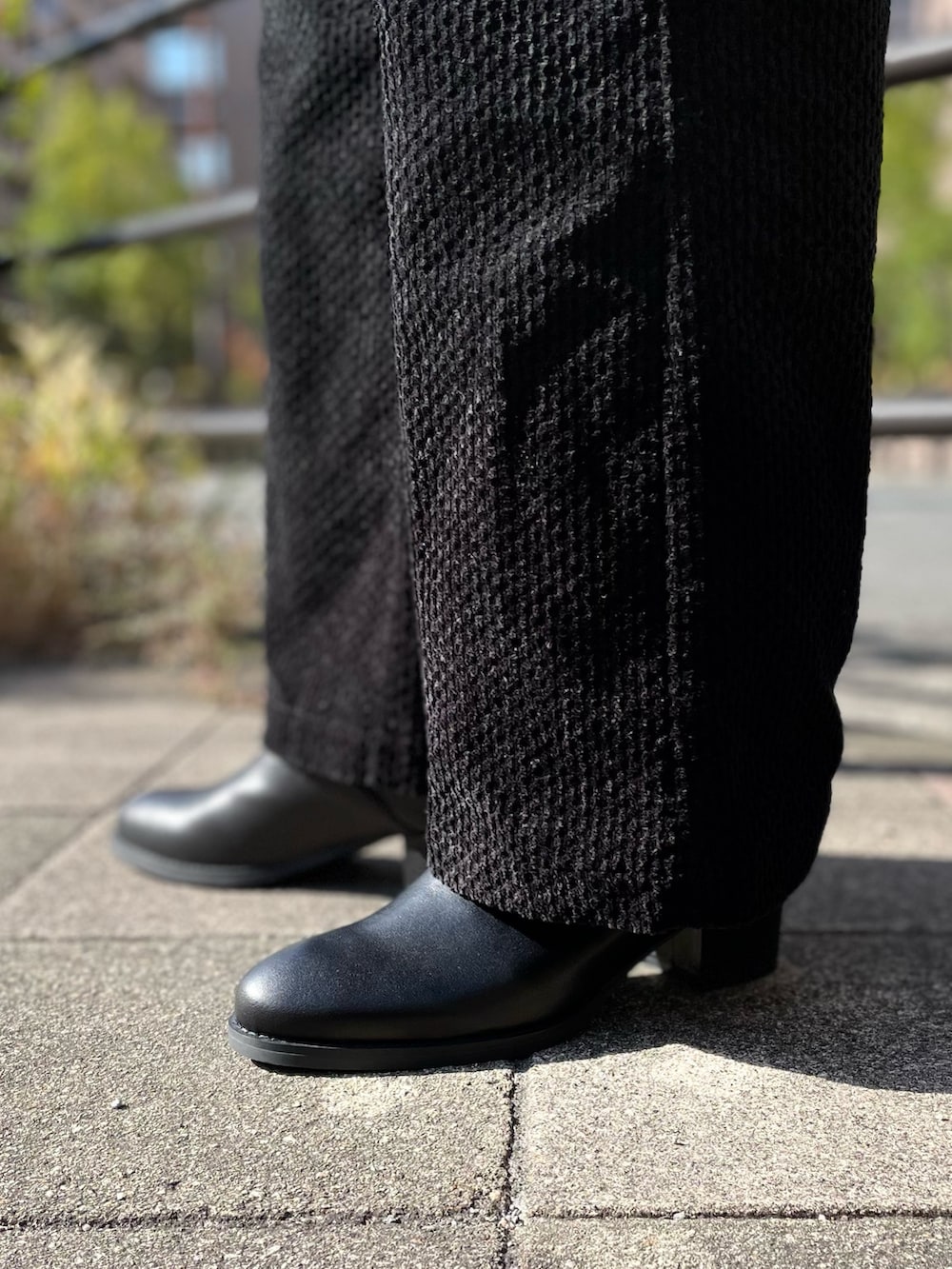 ブラック系のブルゾン、ホワイト系のシャツ/ブラウス、ブラック系のその他パンツを着用したメンズの冬コーディネートの3枚目の写真