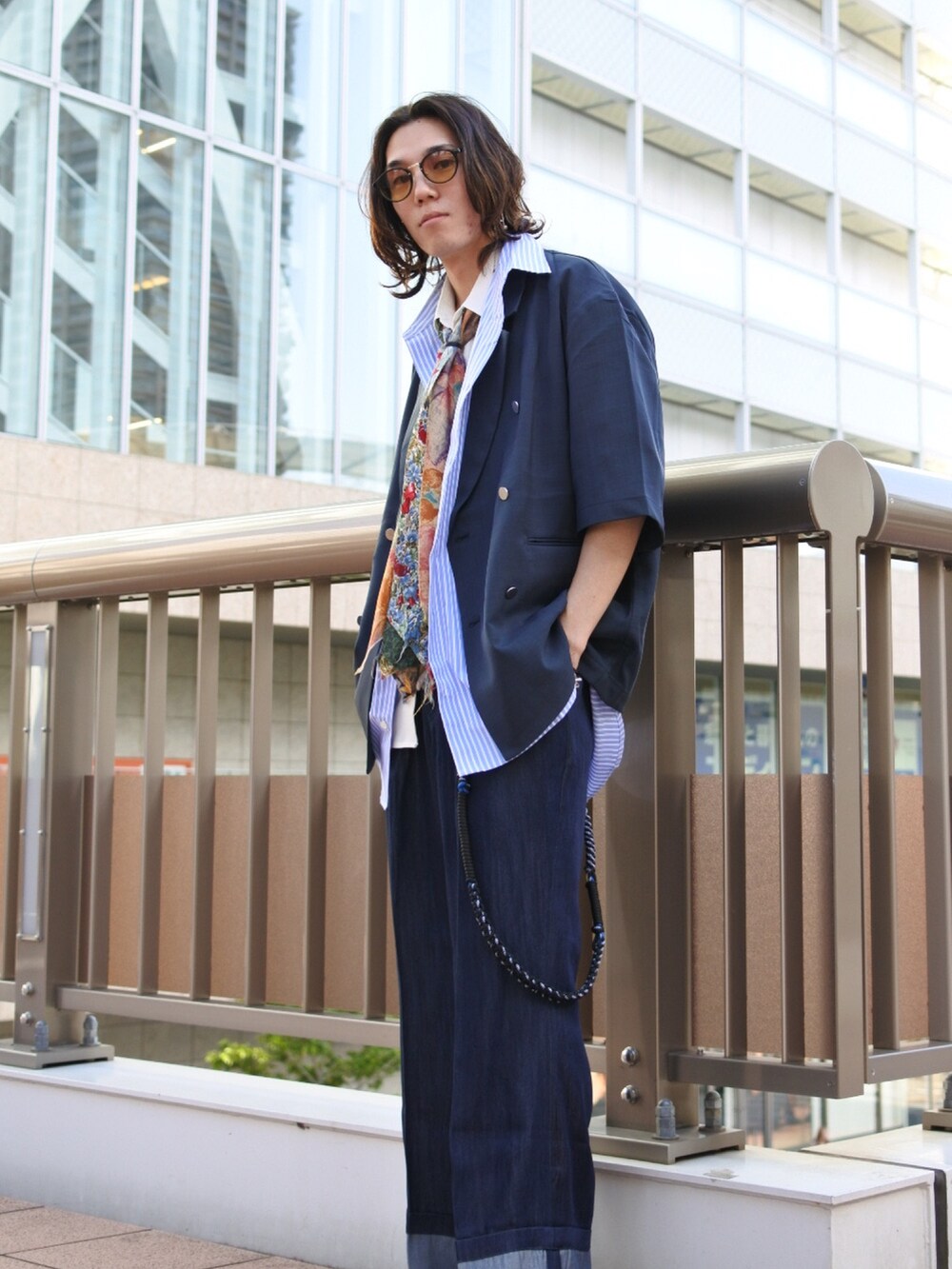 ブルー系のテーラードジャケット、ブルー系のシャツ/ブラウス、ブルー系のデニムパンツを着用したメンズの春コーディネートの2枚目の写真