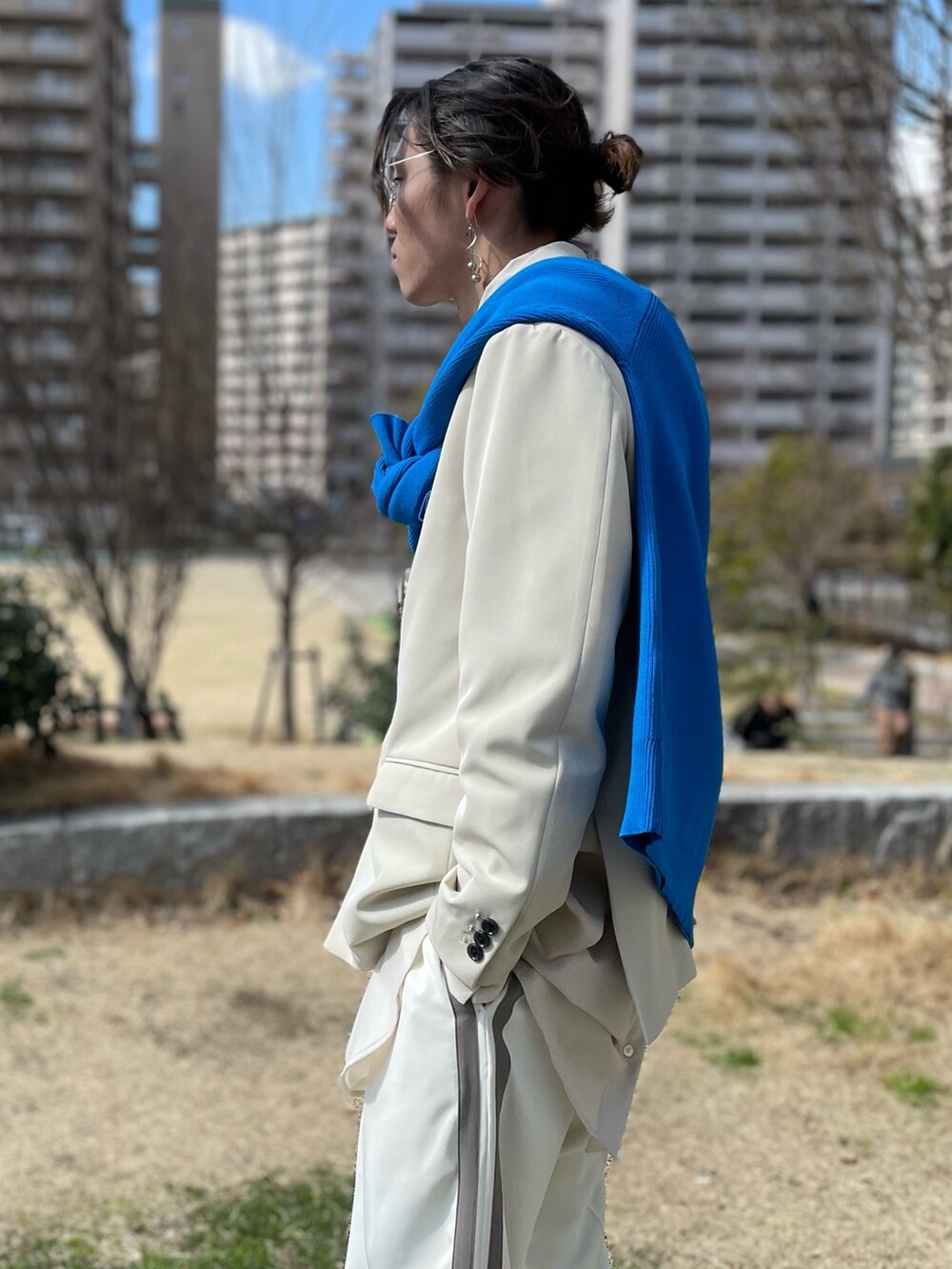 ベージュ系のテーラードジャケット、ブルー系のカーディガン/ボレロ、ベージュ系のシャツ/ブラウスを着用したメンズの冬コーディネートの3枚目の写真