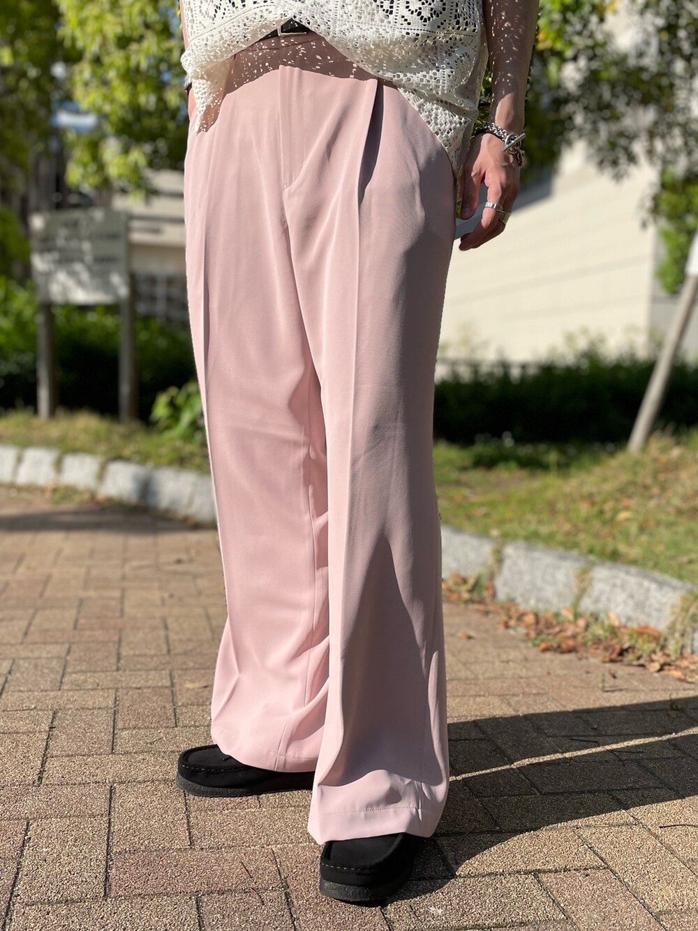 ホワイト系のタンクトップ、ピンク系のその他パンツを着用したメンズの春コーディネートの2枚目の写真