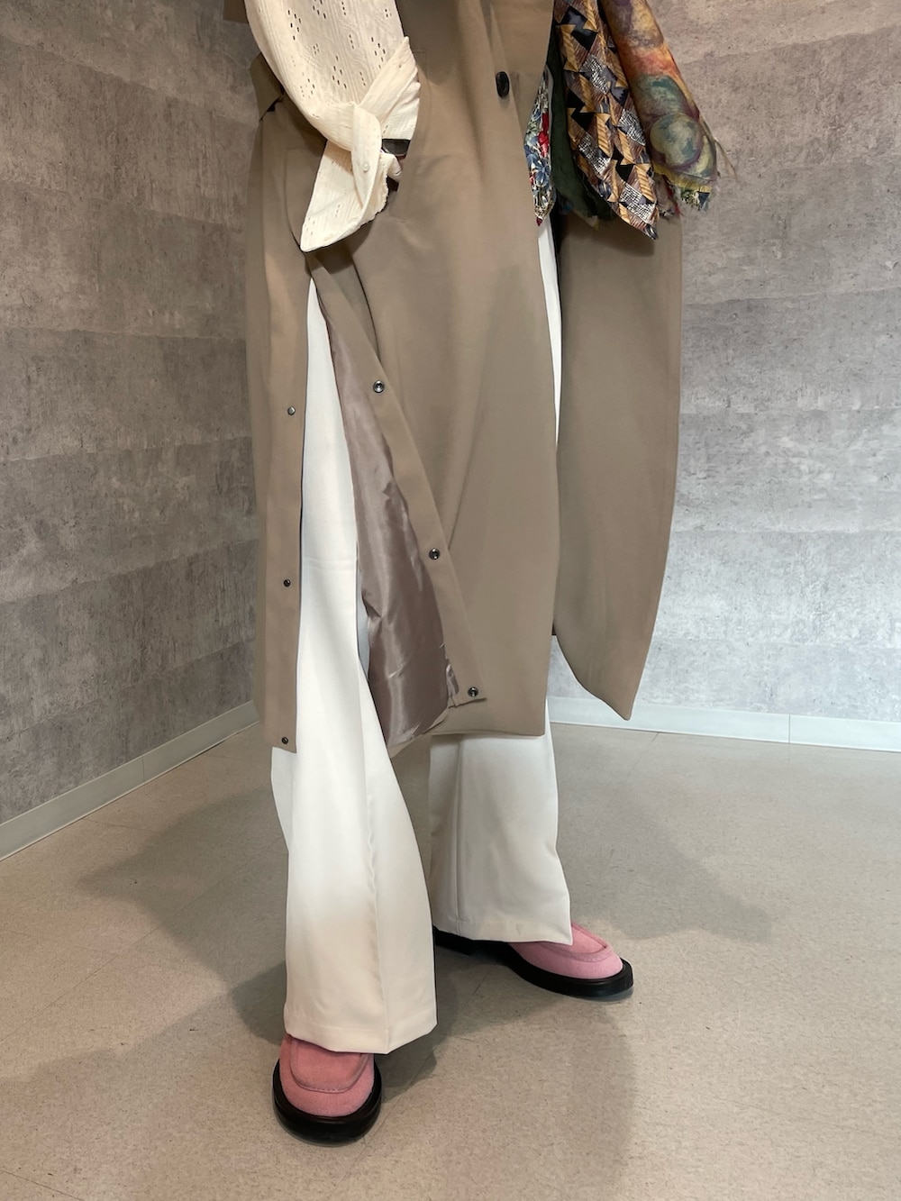 ベージュ系のトレンチコート、ホワイト系のシャツ/ブラウス、ホワイト系のその他パンツを着用したメンズの秋コーディネートの3枚目の写真