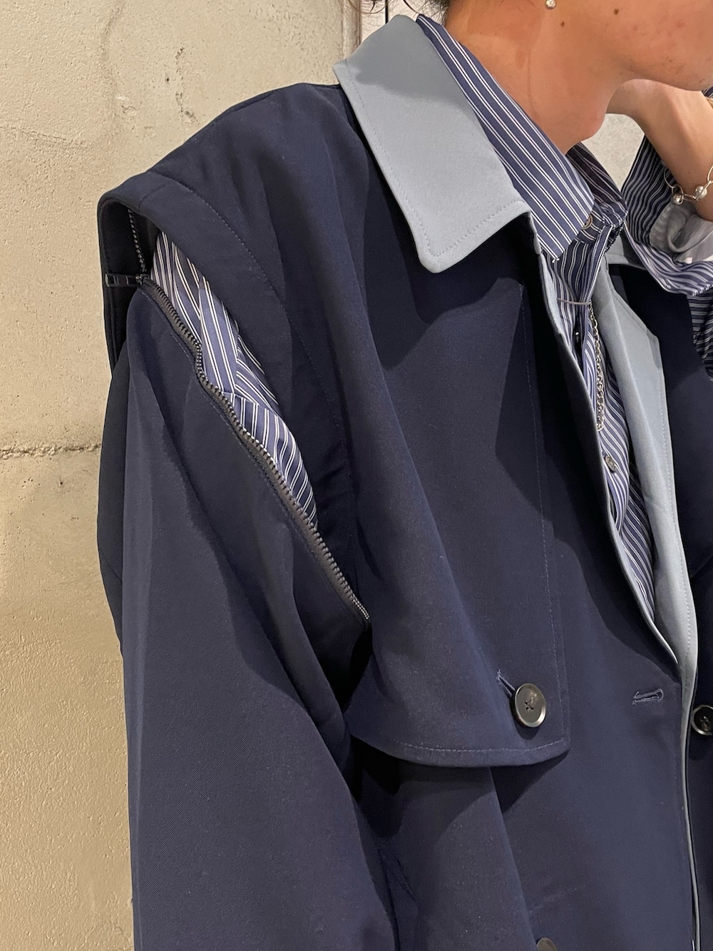 ブルー系のシャツ/ブラウス、ブルー系のブルゾン、グレー系のその他パンツを着用したメンズの秋コーディネートの3枚目の写真