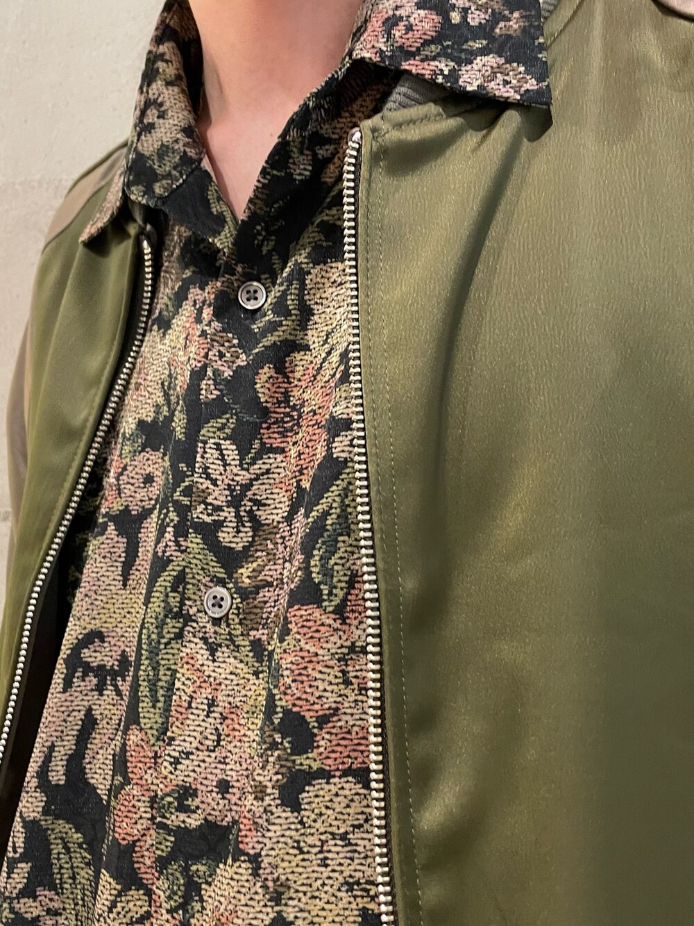 グリーン系のブルゾン、ピンク系のシャツ/ブラウス、ブルー系のデニムパンツを着用したメンズの夏コーディネートの4枚目の写真