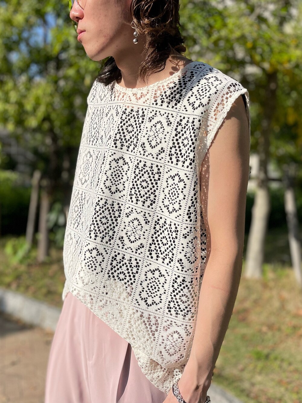 ホワイト系のタンクトップ、ピンク系のその他パンツを着用したメンズの春コーディネートの3枚目の写真