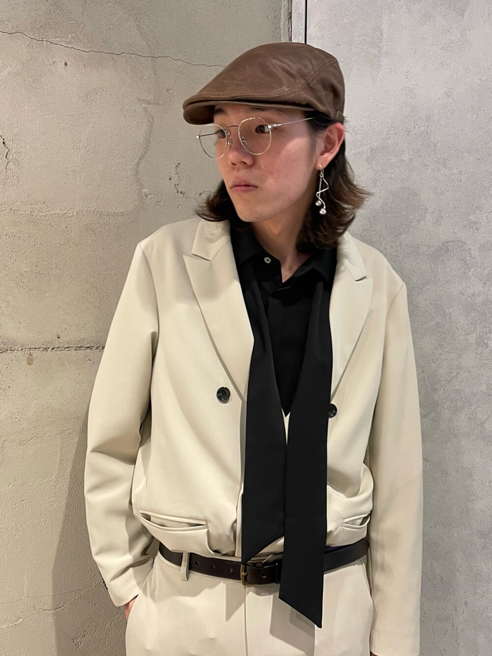 ベージュ系のテーラードジャケット、ブラック系のシャツ/ブラウス、ベージュ系のその他パンツを着用したメンズの冬コーディネートの2枚目の写真