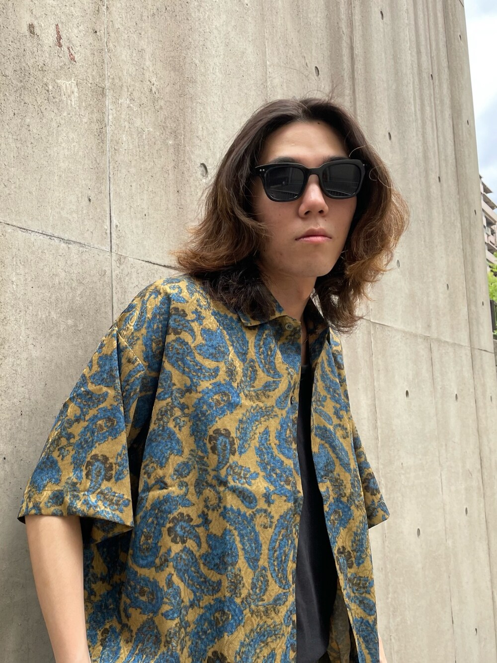 イエロー系のシャツ/ブラウス、ブラック系のタンクトップ、グリーン系のカーゴパンツを着用したメンズの夏コーディネートの2枚目の写真