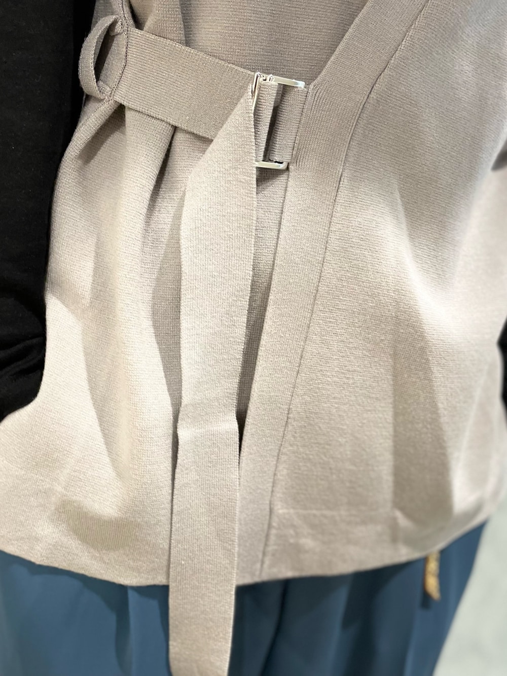 グレー系のベスト、ブラック系のTシャツ/カットソー、ブルー系のその他パンツを着用したメンズの春コーディネートの3枚目の写真