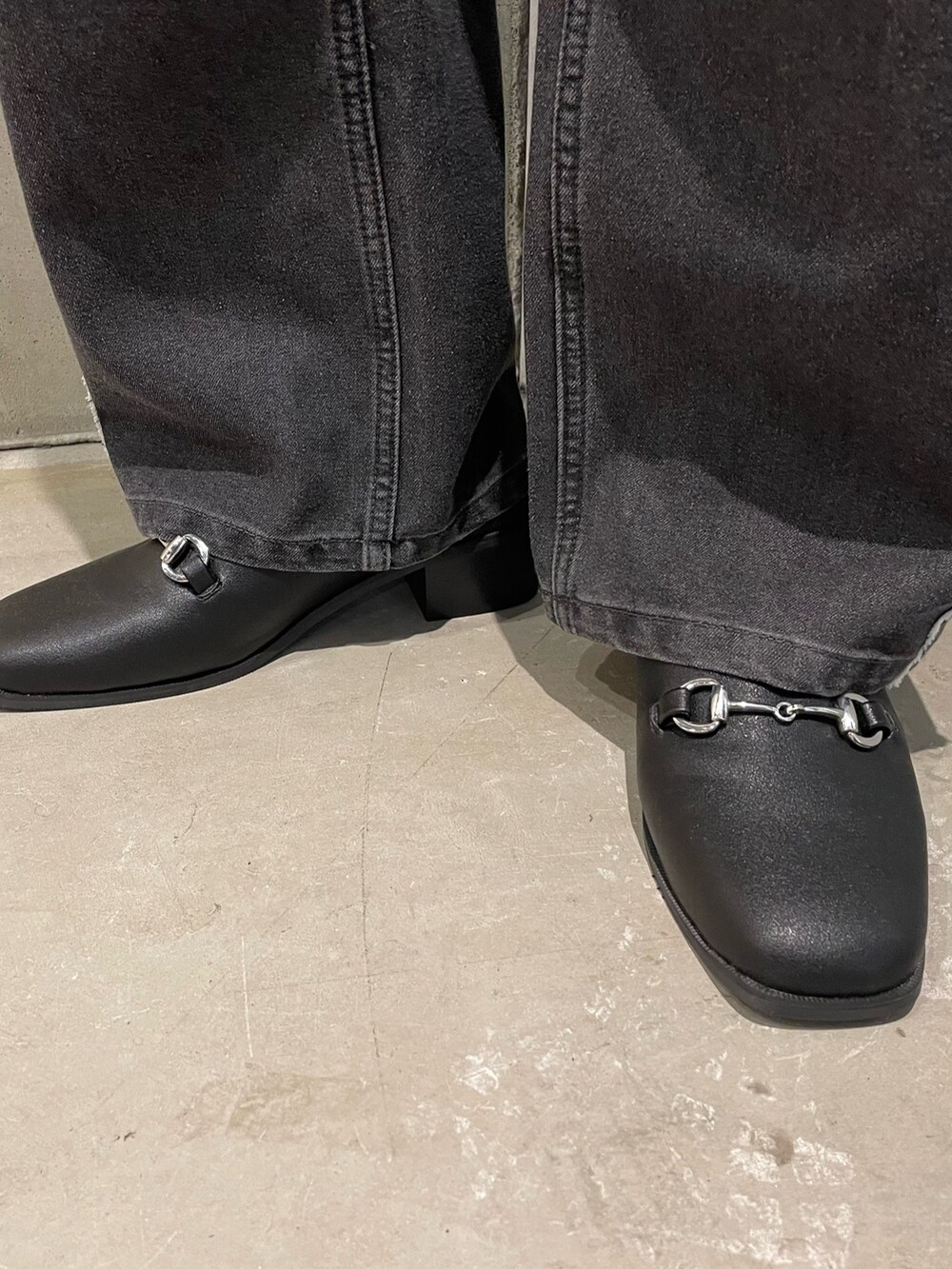 ブラック系のサンダル、ブラック系のテーラードジャケット、シルバー系のネックレスを着用したメンズの夏コーディネートの4枚目の写真