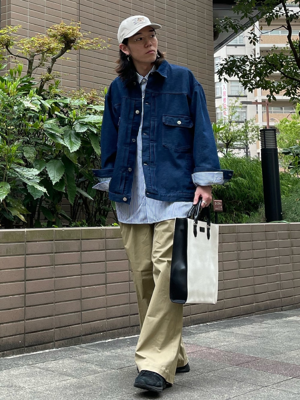 「春服みてみて、デニムジャケット、休日スタイル、メガネ男子、シャツスタイル、チノパン、ストライプ、New Balance、tk.TAKEO KIKUCHI」|「tk.TAKEO KIKUCHIのサイドスリットデニムジャケット(デニムジャケット、ブルー系)」を使った、ko-taさん(メンズ・176cm)の春コーディネートの2枚目の写真