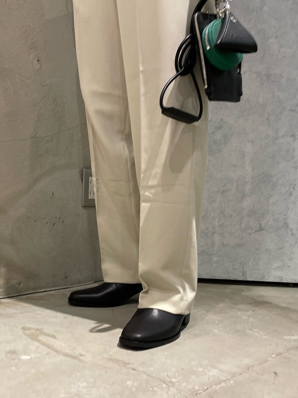 ベージュ系のテーラードジャケット、ブラック系のシャツ/ブラウス、ベージュ系のその他パンツを着用したメンズの冬コーディネートの3枚目の写真