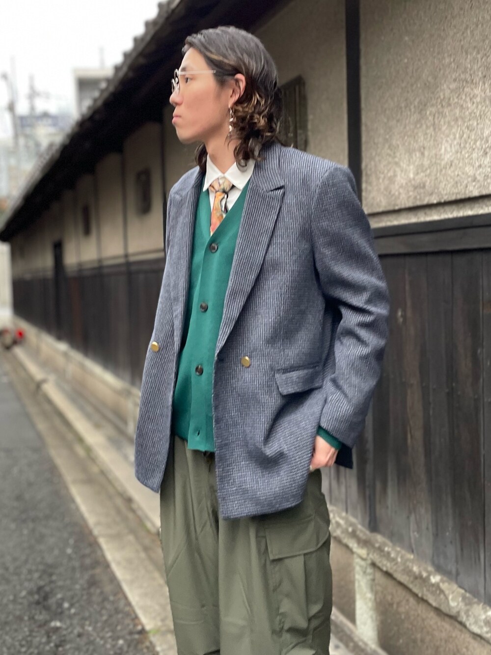 ブルー系のテーラードジャケット、グリーン系のカーディガン/ボレロ、ホワイト系のシャツ/ブラウスを着用したメンズの冬コーディネートの2枚目の写真