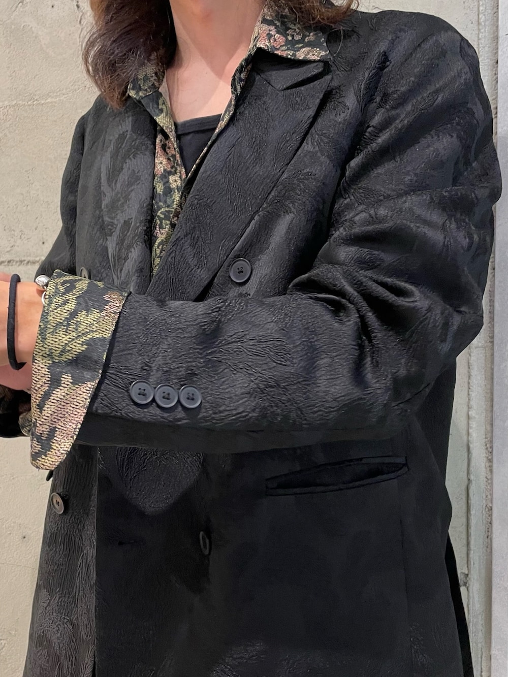 ピンク系のシャツ/ブラウス、ブラック系のサンダル、ブラック系のテーラードジャケットを着用したメンズの夏コーディネートの3枚目の写真