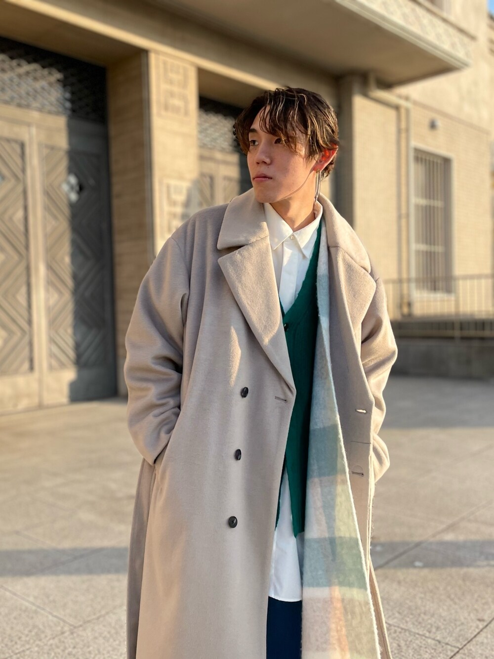 ベージュ系のチェスターコート、グリーン系のカーディガン/ボレロ、ホワイト系のシャツ/ブラウスを着用したメンズの秋コーディネートの3枚目の写真