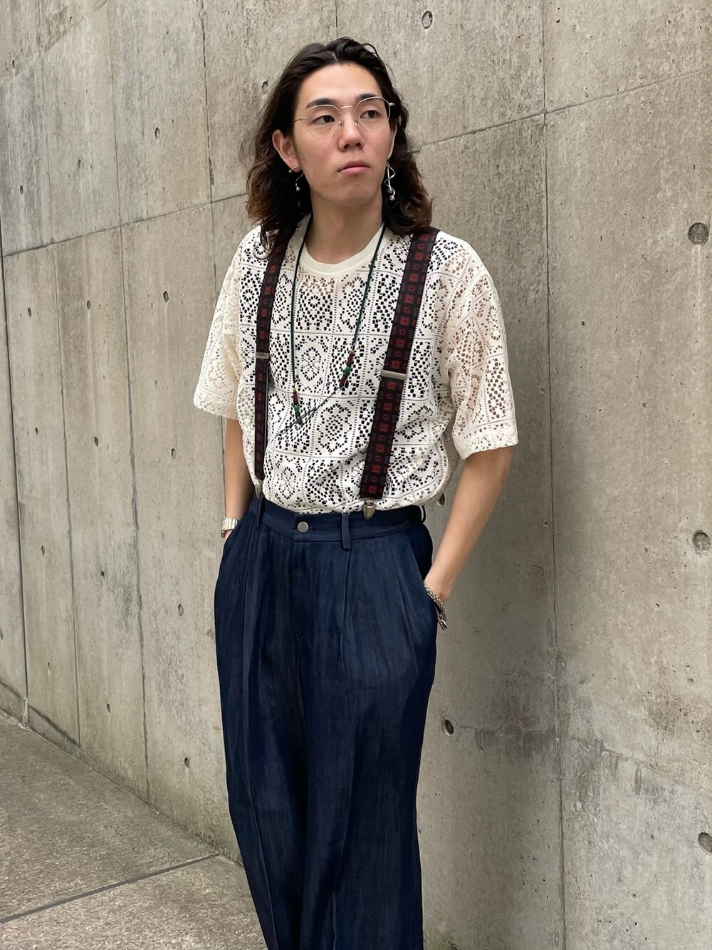 ホワイト系のTシャツ/カットソー、ブラック系のサンダル、ブルー系のデニムパンツを着用したメンズの夏コーディネートの2枚目の写真