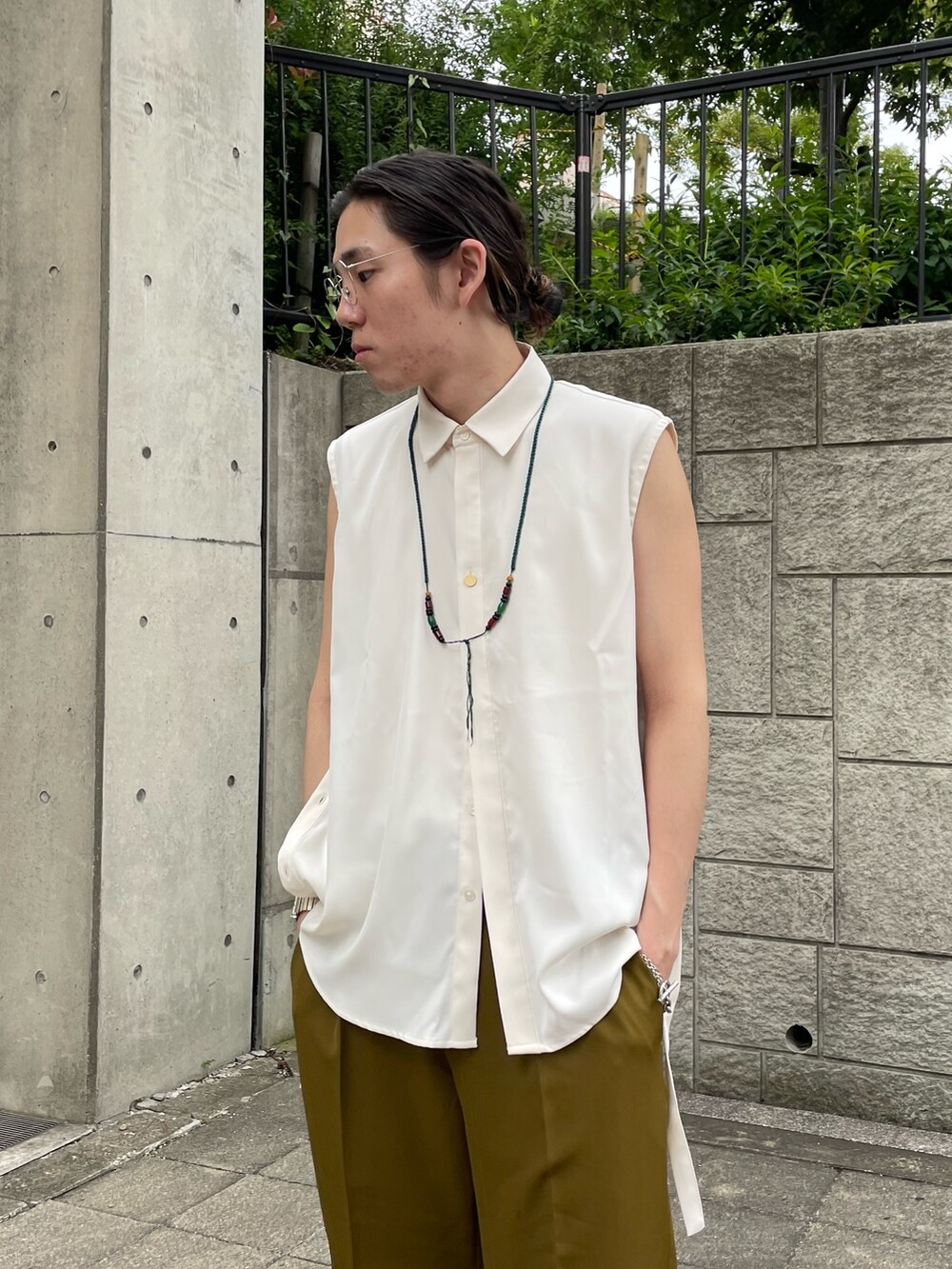 ホワイト系のシャツ/ブラウス、イエロー系のその他パンツ、ブラック系のサンダルを着用したメンズの夏コーディネートの2枚目の写真