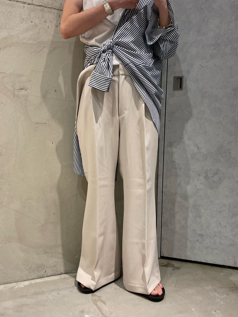 ホワイト系のその他パンツを着用したメンズの夏コーディネートの3枚目の写真