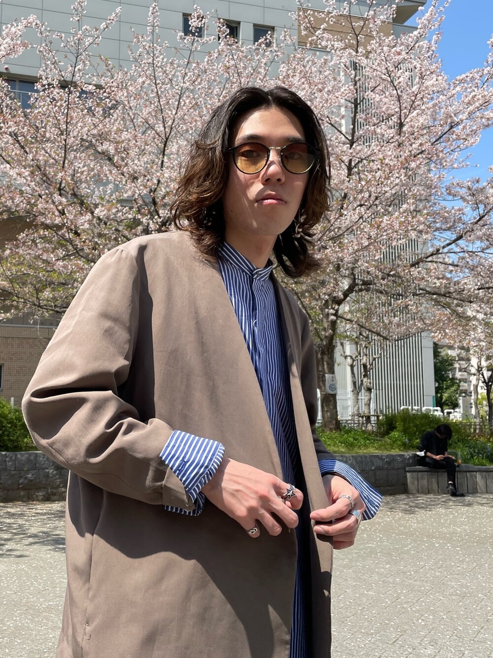 「メガネ男子、休日スタイル、春コーデ、きれいめカジュアル、モード、シャツスタイル、レイヤードスタイル、メンズファッション、革靴、ノーカラージャケット、ストライプ、フレアデニム、tk.TAKEO KIKUCHI」｜「tk.TAKEO KIKUCHIの360度ストレッチ ノーカラージャケット（ノーカラージャケット、ブラウン系）」を使った、ko-taさん（メンズ・176cm）の春コーディネートの3枚目の写真