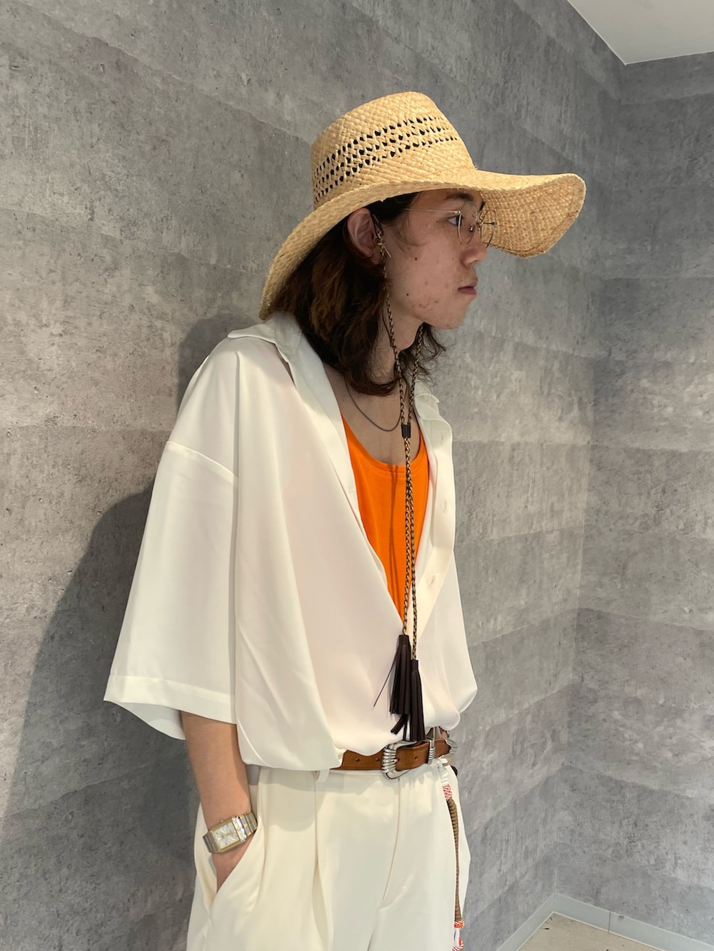 ホワイト系のその他パンツ、ホワイト系のシャツ/ブラウス、オレンジ系のPCグッズを着用したメンズの夏コーディネートの2枚目の写真