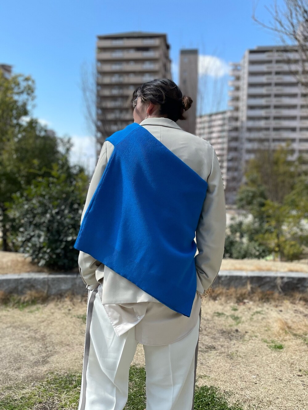 ベージュ系のテーラードジャケット、ブルー系のカーディガン/ボレロ、ベージュ系のシャツ/ブラウスを着用したメンズの冬コーディネートの2枚目の写真