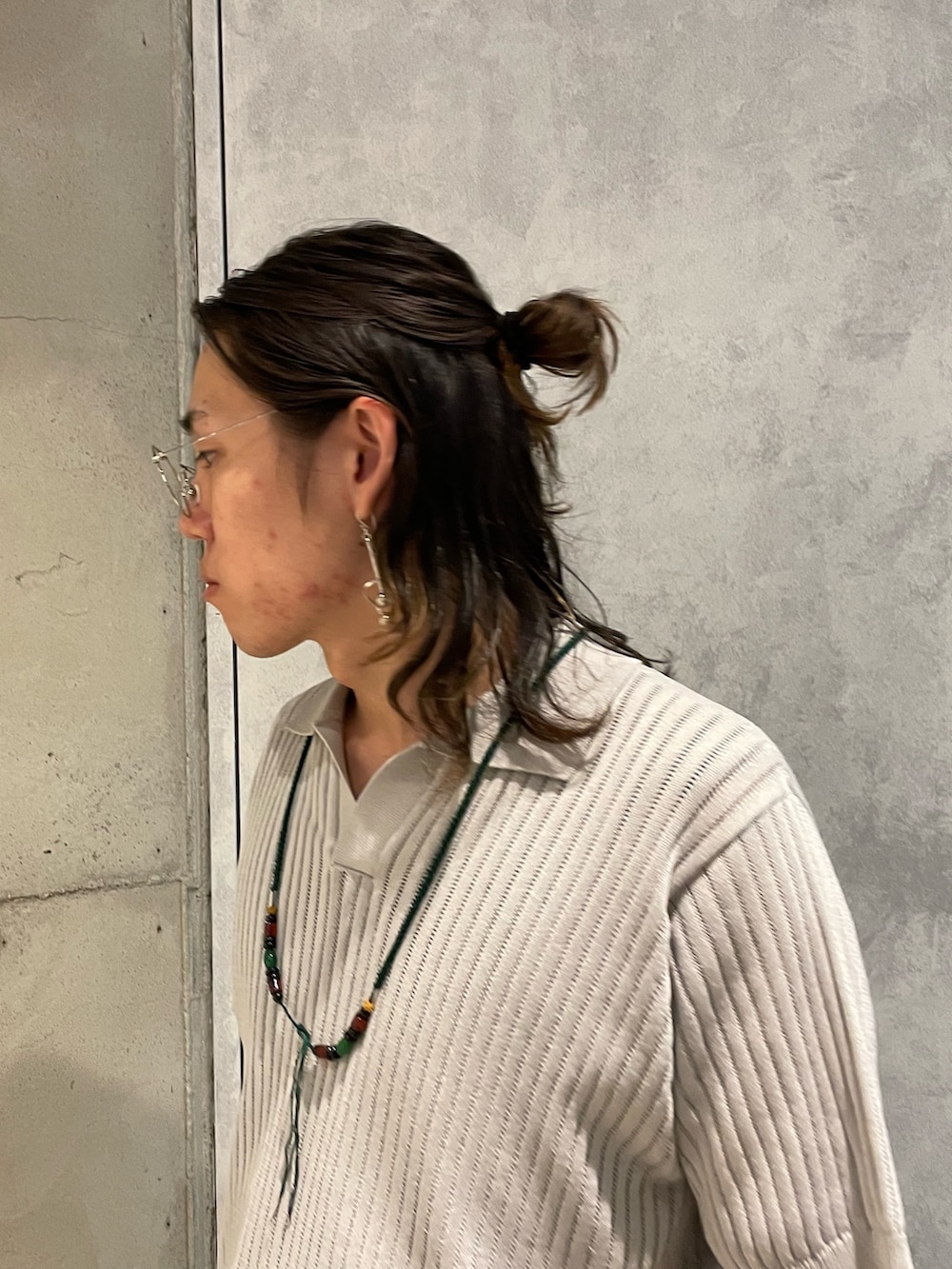 グレー系のポロシャツ、ブルー系のその他パンツ、ブラック系のベルトを着用したメンズの夏コーディネートの2枚目の写真