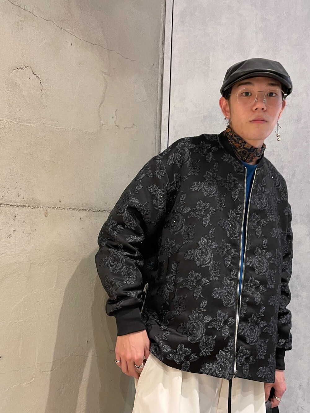 ブラック系のブルゾン、ブルー系のTシャツ/カットソー、ホワイト系のその他パンツを着用したメンズの冬コーディネートの3枚目の写真