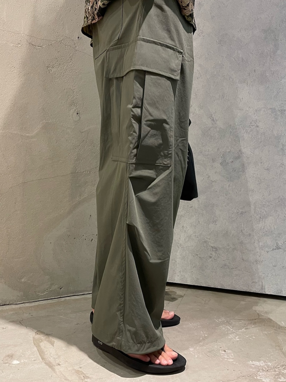 ピンク系のシャツ/ブラウス、グリーン系のカーゴパンツ、ブラック系のショルダーバッグを着用したメンズの夏コーディネートの4枚目の写真