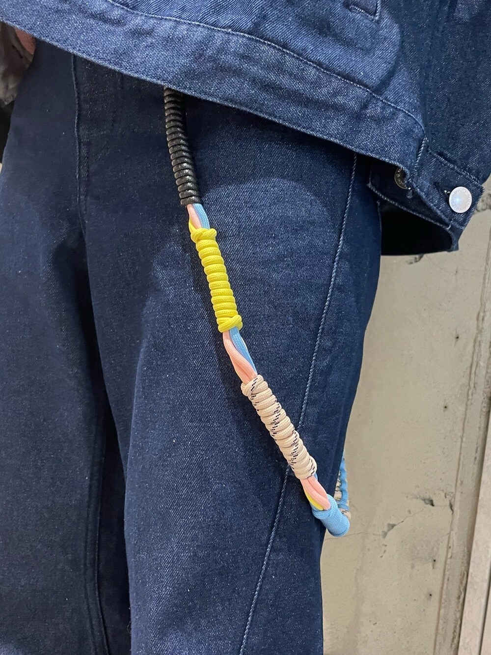 ブルー系のデニムジャケット、ブルー系のデニムパンツ、ピンク系のカーディガン/ボレロを着用したメンズの春コーディネートの3枚目の写真