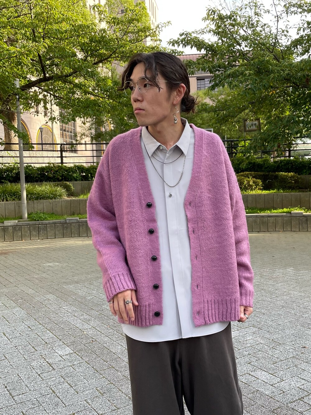 ピンク系のカーディガン/ボレロ、ベージュ系のシャツ/ブラウス、グリーン系のその他パンツを着用したメンズの秋コーディネートの2枚目の写真