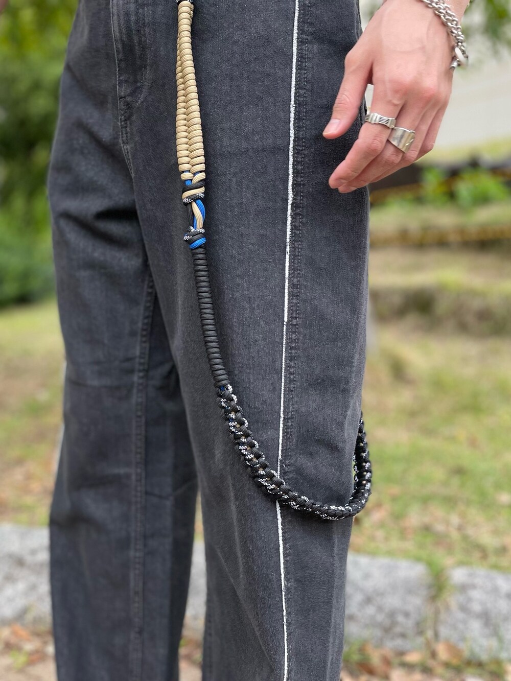 グリーン系のシャツ/ブラウス、ブラック系のタンクトップ、グレー系のデニムパンツを着用したメンズの春コーディネートの3枚目の写真