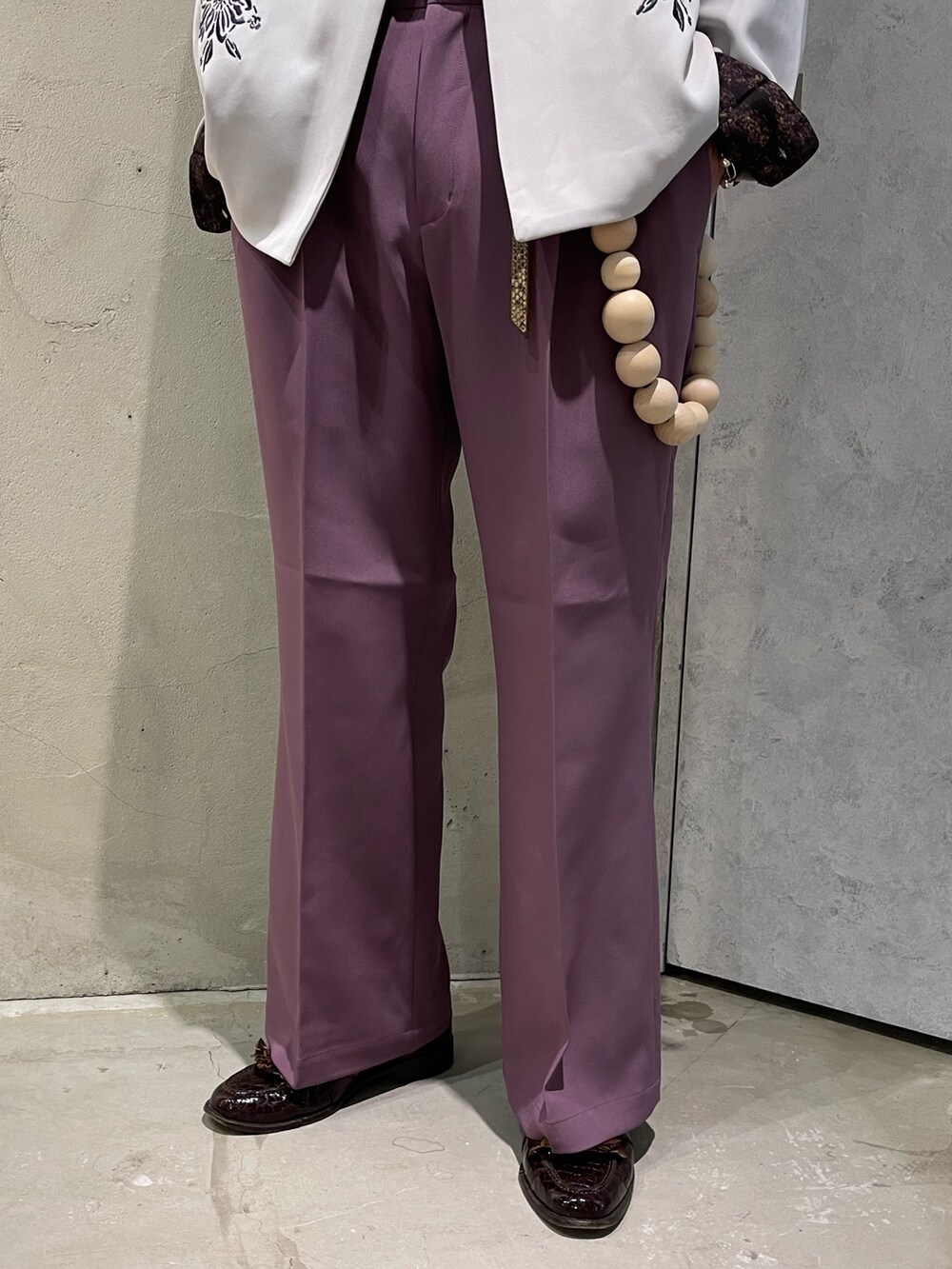 ベージュ系のノーカラージャケット、ブラック系のシャツ/ブラウス、パープル系のスラックスを着用したメンズの秋コーディネートの3枚目の写真