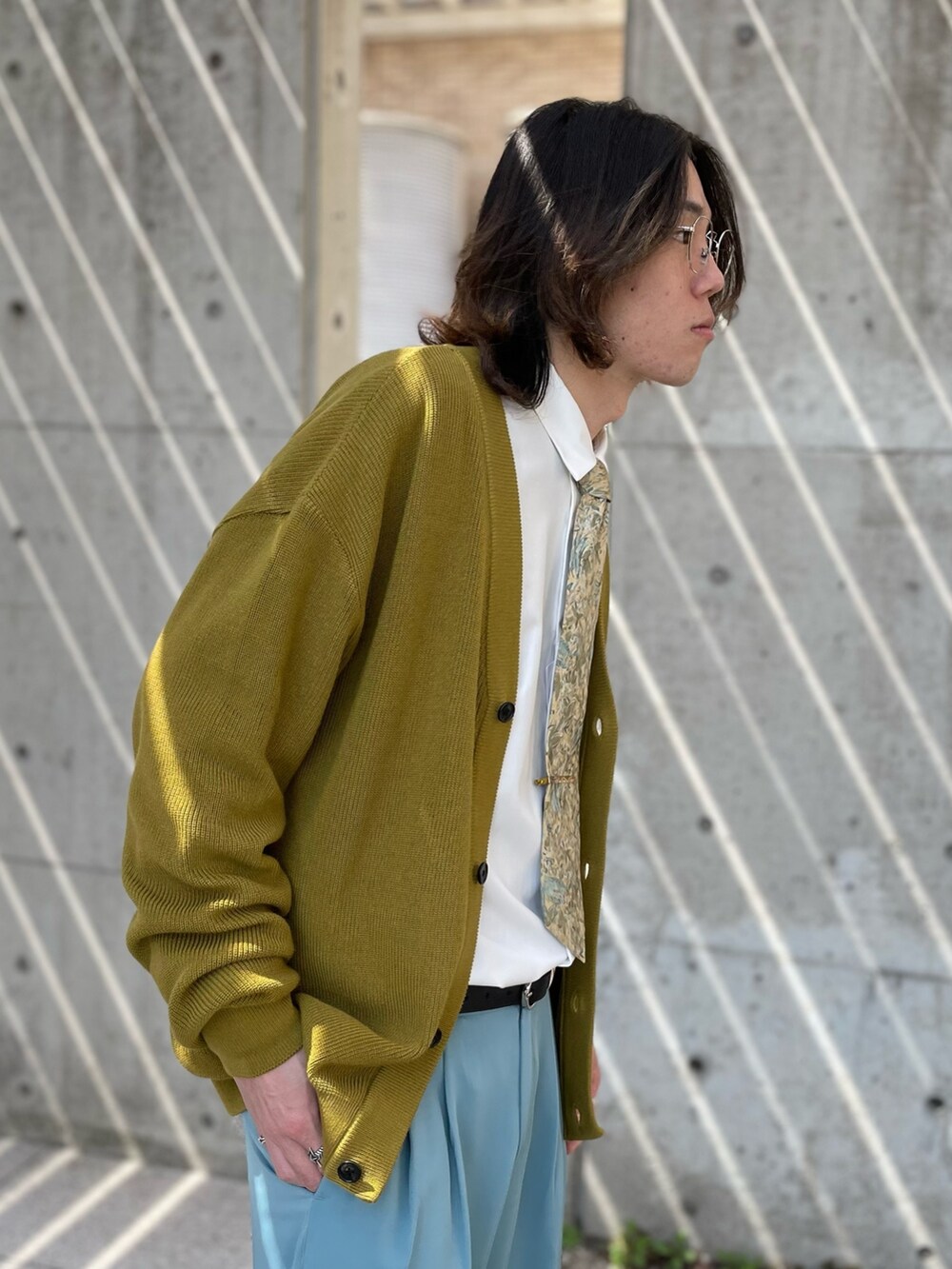 イエロー系のカーディガン/ボレロ、ホワイト系のシャツ/ブラウス、グリーン系のその他パンツを着用したメンズの春コーディネートの3枚目の写真