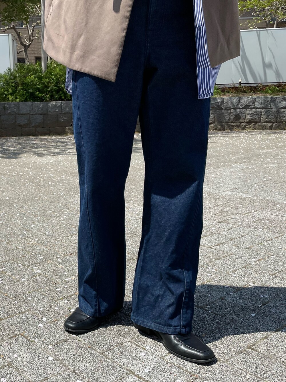 「メガネ男子、休日スタイル、春コーデ、きれいめカジュアル、モード、シャツスタイル、レイヤードスタイル、メンズファッション、革靴、ノーカラージャケット、ストライプ、フレアデニム、tk.TAKEO KIKUCHI」｜「tk.TAKEO KIKUCHIの360度ストレッチ ノーカラージャケット（ノーカラージャケット、ブラウン系）」を使った、ko-taさん（メンズ・176cm）の春コーディネートの4枚目の写真