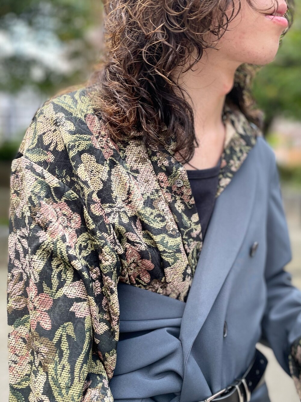 グリーン系のテーラードジャケット、ピンク系のシャツ/ブラウス、ベージュ系のその他パンツを着用したメンズの秋コーディネートの4枚目の写真