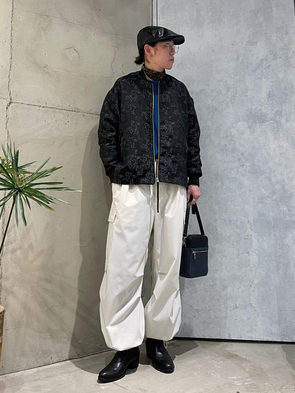 ブラック系のブルゾン、ブルー系のTシャツ/カットソー、ホワイト系のその他パンツを着用したメンズの冬コーディネートの2枚目の写真