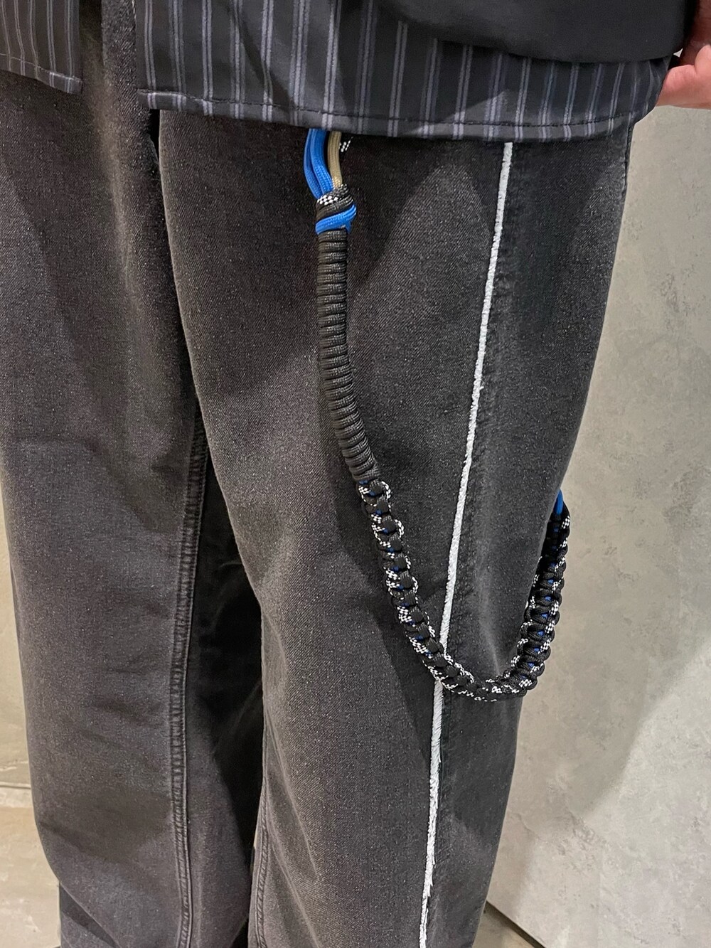 ブラック系のサンダル、ブラック系のテーラードジャケット、シルバー系のネックレスを着用したメンズの夏コーディネートの3枚目の写真