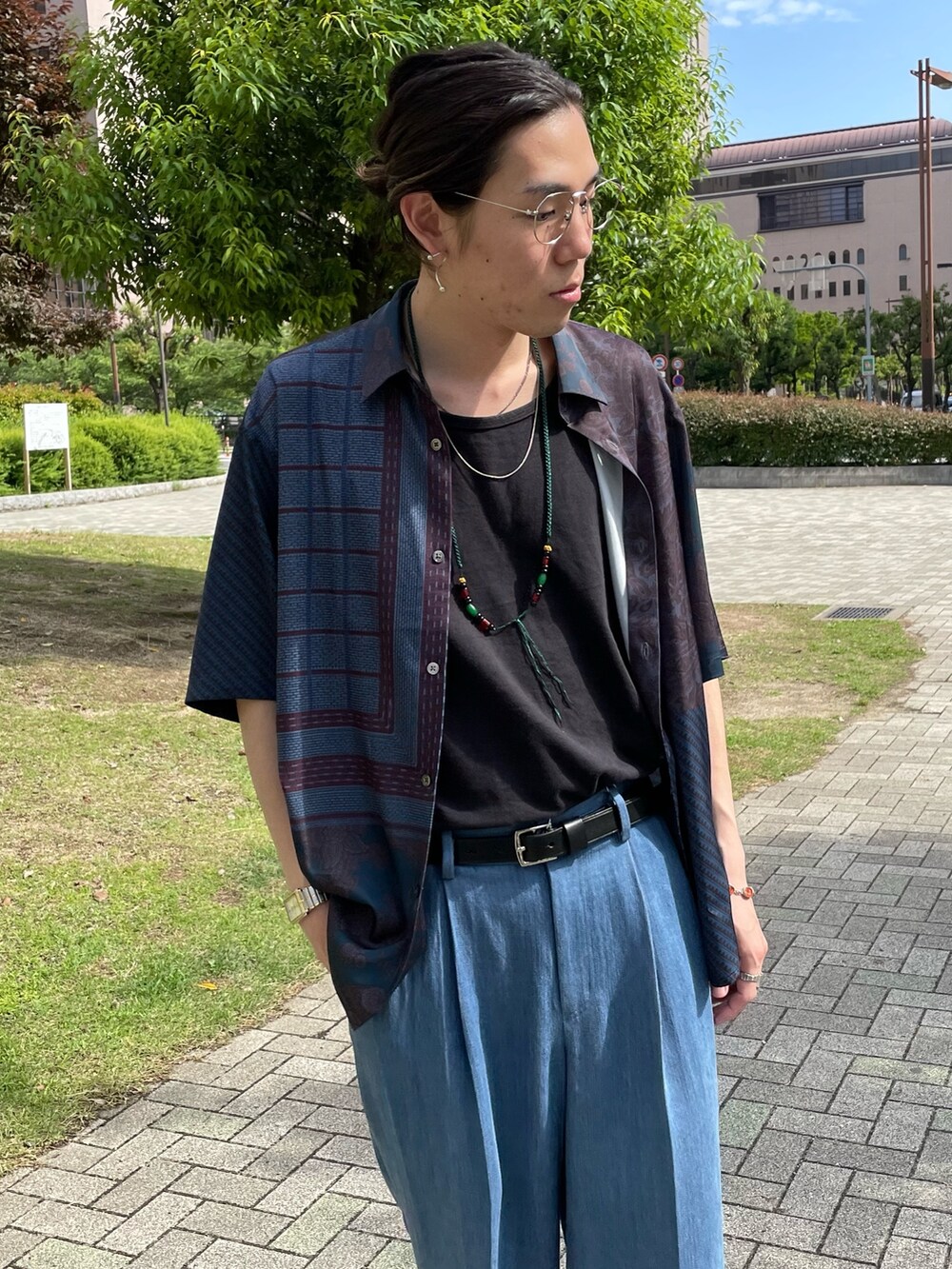 ブルー系のシャツ/ブラウス、ブルー系のデニムパンツ、ブラック系のタンクトップを着用したメンズの夏コーディネートの2枚目の写真