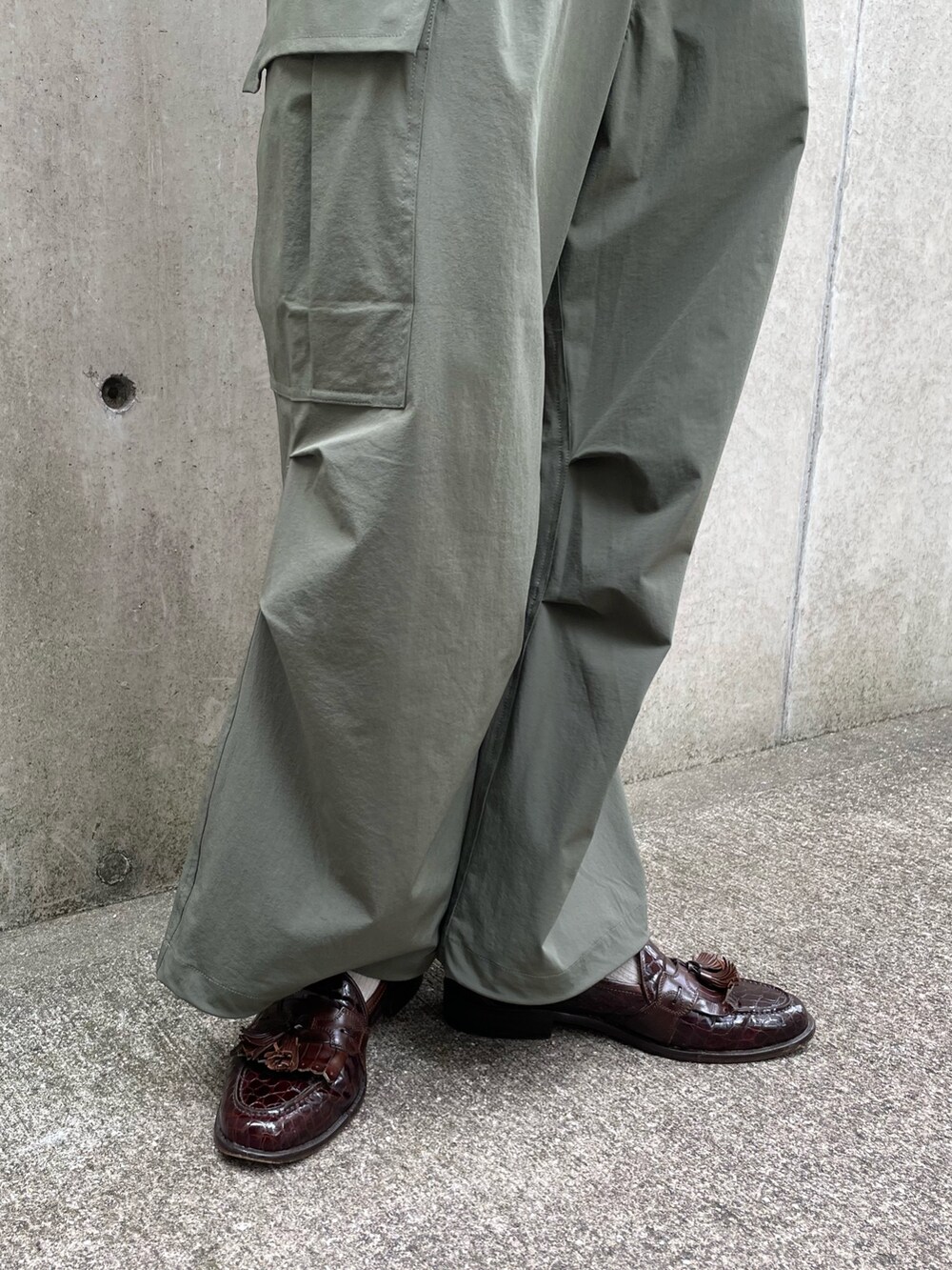 イエロー系のシャツ/ブラウス、ブラック系のタンクトップ、グリーン系のカーゴパンツを着用したメンズの夏コーディネートの3枚目の写真