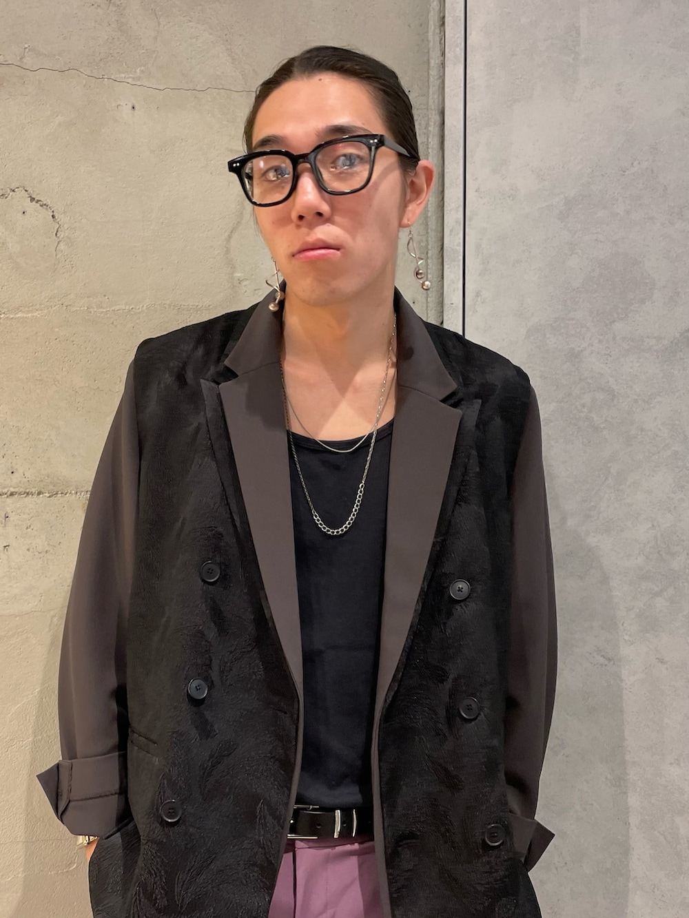 パープル系のスラックス、ブラック系のベスト、ブラウン系のテーラードジャケットを着用したメンズの夏コーディネートの4枚目の写真