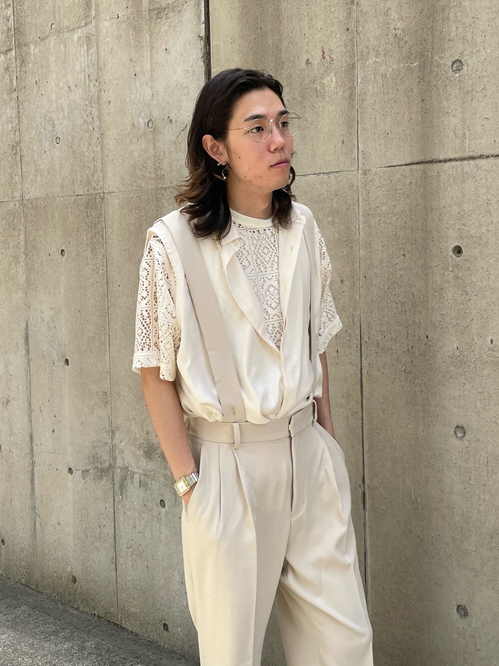 ホワイト系のシャツ/ブラウス、ホワイト系のTシャツ/カットソー、ホワイト系のその他パンツを着用したメンズの夏コーディネートの3枚目の写真