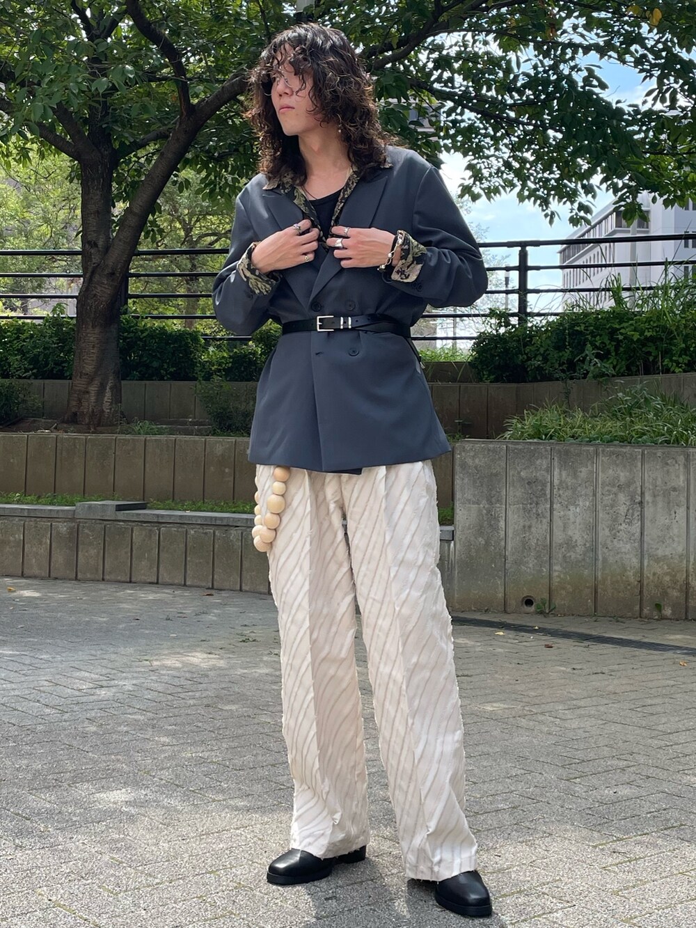 グリーン系のテーラードジャケット、ピンク系のシャツ/ブラウス、ベージュ系のその他パンツを着用したメンズの秋コーディネートの2枚目の写真