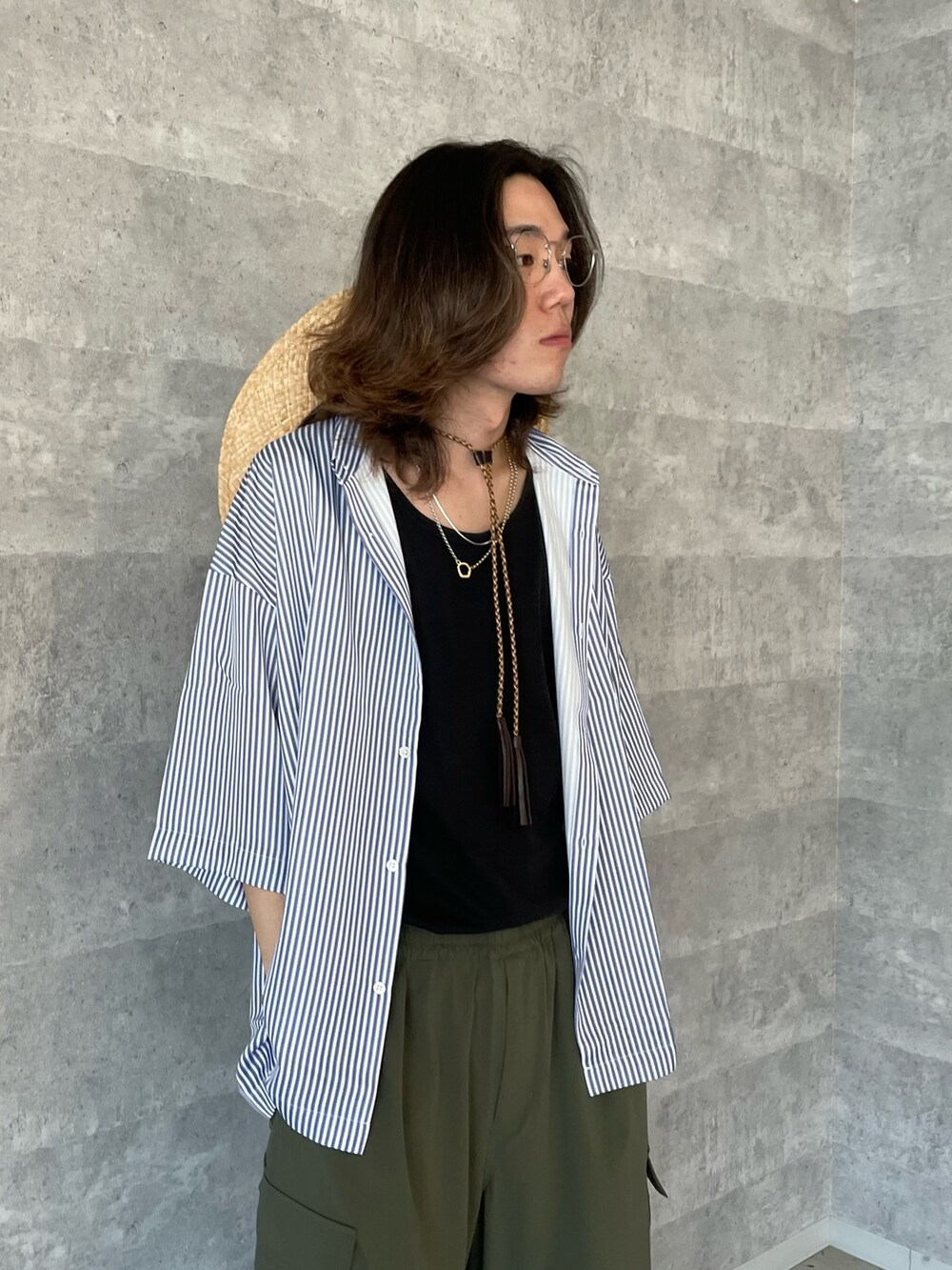 ブルー系のシャツ/ブラウス、ブラック系のタンクトップ、グリーン系のカーゴパンツを着用したメンズの夏コーディネートの2枚目の写真