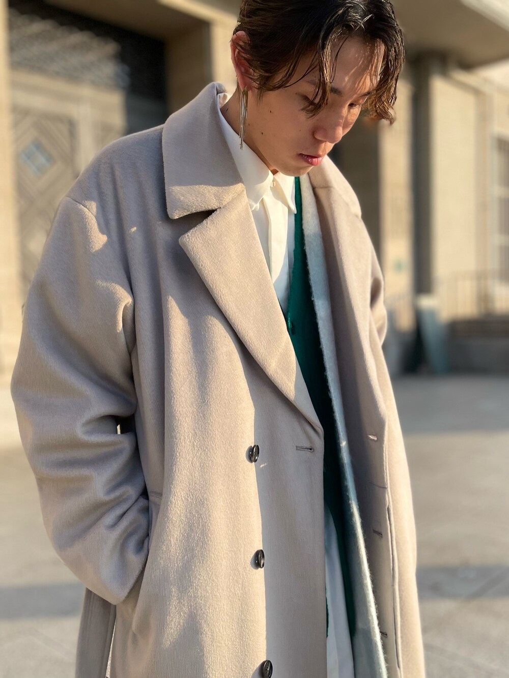 ベージュ系のチェスターコート、グリーン系のカーディガン/ボレロ、ホワイト系のシャツ/ブラウスを着用したメンズの秋コーディネートの4枚目の写真