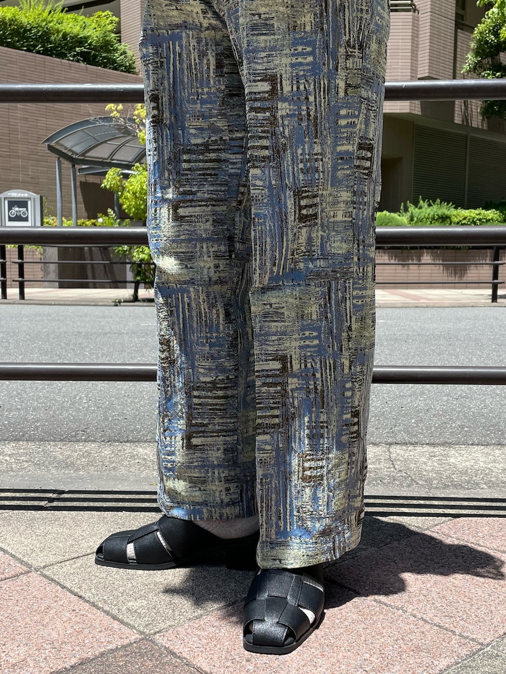 ブルー系のシャツ/ブラウス、ブラック系のタンクトップ、ブルー系のその他パンツを着用したメンズの春コーディネートの3枚目の写真