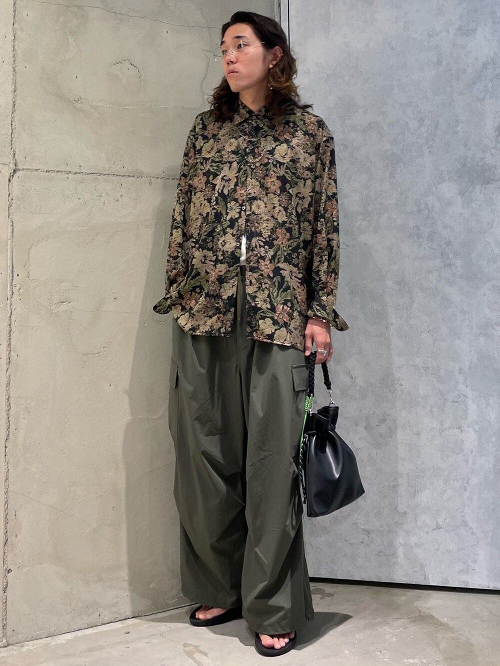 ピンク系のシャツ/ブラウス、グリーン系のカーゴパンツ、ブラック系のショルダーバッグを着用したメンズの夏コーディネートの2枚目の写真