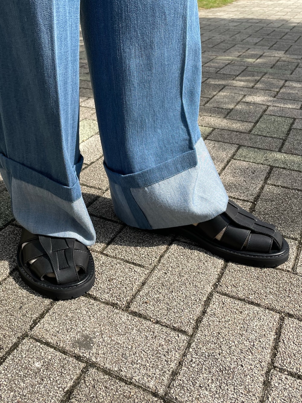 ブルー系のシャツ/ブラウス、ブルー系のデニムパンツ、ブラック系のタンクトップを着用したメンズの夏コーディネートの3枚目の写真