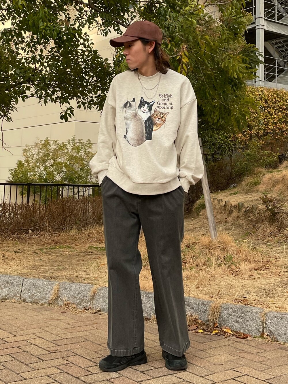 ブラック系のブルゾン、ホワイト系のスウェット、ブラック系のデニムパンツを着用したメンズの冬コーディネートの2枚目の写真