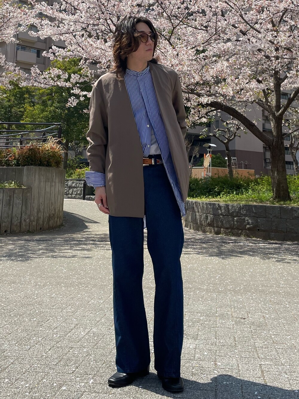 「メガネ男子、休日スタイル、春コーデ、きれいめカジュアル、モード、シャツスタイル、レイヤードスタイル、メンズファッション、革靴、ノーカラージャケット、ストライプ、フレアデニム、tk.TAKEO KIKUCHI」｜「tk.TAKEO KIKUCHIの360度ストレッチ ノーカラージャケット（ノーカラージャケット、ブラウン系）」を使った、ko-taさん（メンズ・176cm）の春コーディネートの2枚目の写真