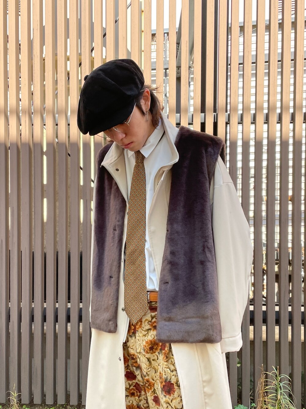 ベージュ系のモッズコート、ホワイト系のシャツ/ブラウス、イエロー系のネクタイを着用したメンズの冬コーディネートの2枚目の写真